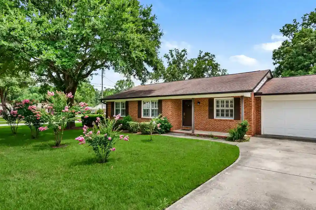 Brick ranch home with manicured lawn in Brentwood Estates, Southaven MS