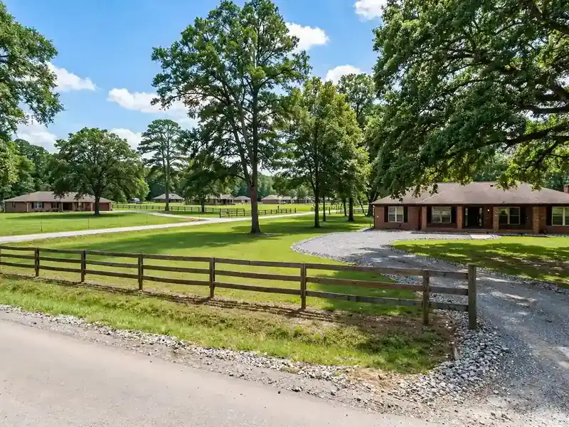 Ranch homes on acre-plus lots in Ross Pointe Farms, Southaven MS